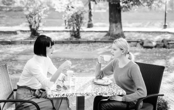 Vibras matutinas en la cafetería. amistad femenina. tiempo para relajarse. Reunión de bisiness. terraza cafetería de verano. concepto de chismes. Feliz desayuno. Hora del café. tiempo libre con alegría. amigos felices chicas pasan tiempo en la cafetería —  Fotos de Stock