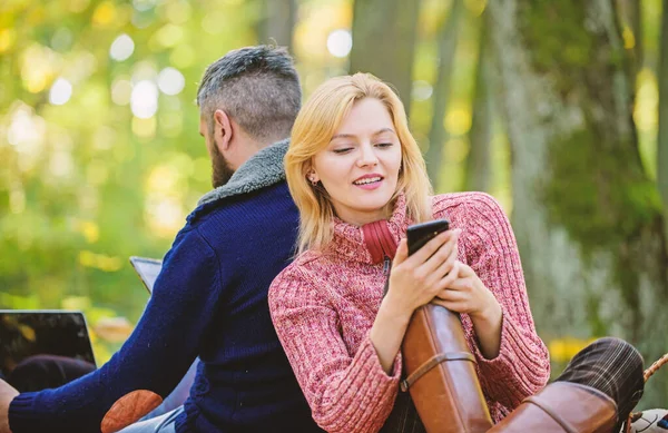 Moderní lidé se vždy zapojli do online komunikace. Moderní technologie on-line Life. Odhlášení ze všech účtů Moderní život. Šťastný milující pár relaxační v parku s mobilními miniaplikacemi. Závislost na internetu — Stock fotografie