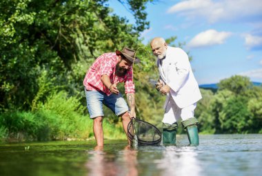 Ruh eşimle balık tutuyorum. Balık tutan arkadaşlar. Balık ağa takıldı. Ne mutlu bir gün. Balıkçı takımı. Aile günü. Hobi ve eğlence. Tatlı su balığı. Sakallı adam ve vahşi hippi balıkçılığı