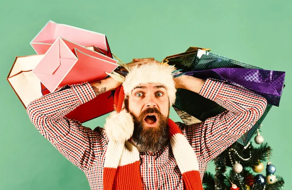 Kerstverkoop en kortingen concept. Man met baard — Stockfoto