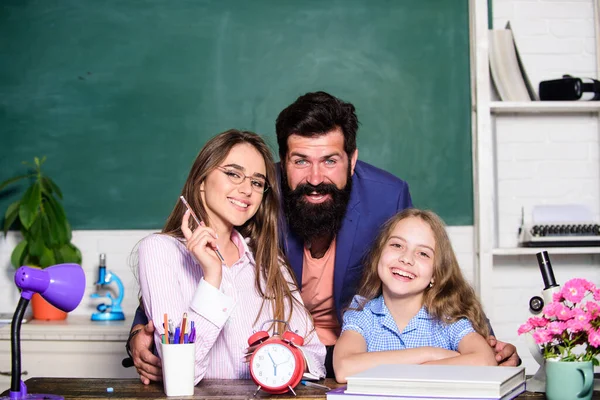 Buona lezione. La famiglia felice ha lezione di scuola. Bambino e genitori durante l'ora di lezione. Lezione privata. Istruzione a domicilio — Foto Stock