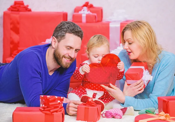 Concepto de San Valentín. Juntos el día de San Valentín. Una familia encantadora celebrando el día de San Valentín. Padres felices. La vida no puede ser mejor. La familia celebra aniversario. Pareja enamorada e hija bebé —  Fotos de Stock