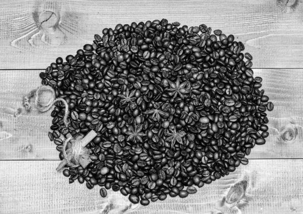 Tekstura i koncepcja tła. Kawiarnia lub sklep. Stopień pieczenia ziaren kawy. Świeżo Palone ziarna kawy. Kawa inspiruje i ładuje energię. Napój z kofeiną i przyprawami — Zdjęcie stockowe