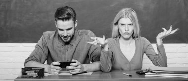 Üniversitede vakit geçiriyorum. Adam ve kız tasasız sınıfta masada oturup. Üniversitede veya üniversitede okumak. Arkadaşlar üniversite okuyan öğrenciler. Üniversite eğlencesi. Modern eğitim. Üniversitede eğlenmek