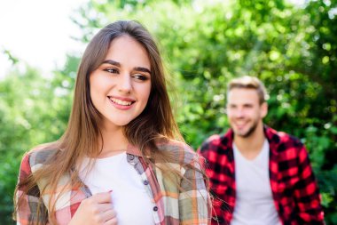 Mutluluğu hissetmek. Sevgililer günün kutlu olsun. Ormanda yaz kampı. Aile hafta sonu. Romantik randevu. Dışarıdaki çiftin ilk karşılaşması. İlişki. Birbirine aşık çiftler. Seçici odak noktası parktaki adamla olan kız