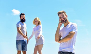 Aile psikolojisi. Birbirine aşık çiftler. Üçüncü adam. Kişiler arası ilişki. Anlayış ve destek. İlişki sorunları. Aşk üçgeni. Sosyal bir sorun. İhanet ve boşanma. seçim yap