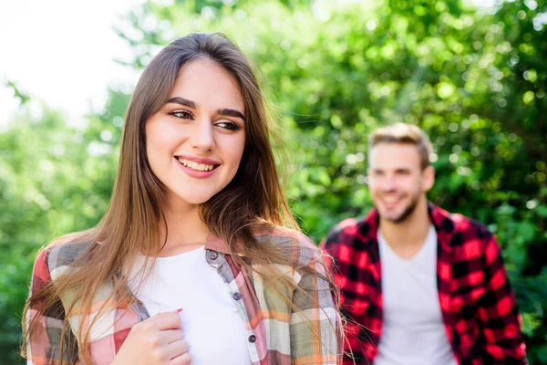 Sentiment de bonheur. joyeuse Saint-Valentin. camping d'été en forêt. week-end en famille. rendez-vous romantique. première rencontre de couple en plein air. Relation amoureuse. couple amoureux. fille en foyer sélectif avec l'homme dans le parc — Photo