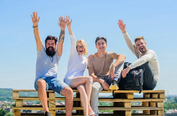 That is just amazing. happy men and girl relax. Group of people in casual wear. group of four people. great fit for day off. best friends. Summer vacation. diverse young people talking together — Stock Photo, Image