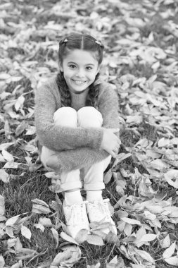 Sonbahar yaprakları ile küçük çocuk. Sonbahar yaprakları ve doğa. Sonbahar ormandaki mutlu küçük kız. Mutlu çocukluk. Okul zamanı. Etrafında olduğum için mutluyum. Özgür ve rahat hissediyorum. Temiz hava ve iyi bir ruh hali