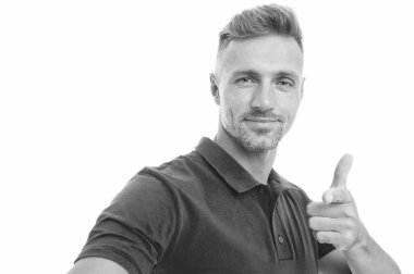 Erkek giyim ve şık giyim. Adam sakin yüz güvenle beyaz arka plan poz. Adam rahat kırmızı gömlek yakışıklı görünüyor. Kıllı adam rahat kıyafetler giyer. Doğal güzellik. Günlük rahat kıyafet