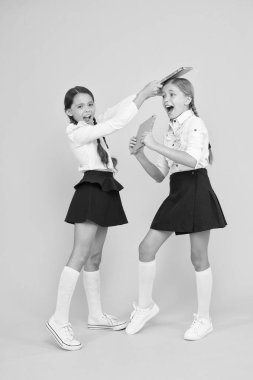 kız öğrenciler kavga. çalışma kitabı ile öfkeli sınıf arkadaşları. kızlar bir kitabı paylaşamaz. çocuklar dilbilgisi öğreniyor. Okula geri dön. Bilgi. aşk okuma. çocuk edebiyatı. okul üniforması küçük kızlar