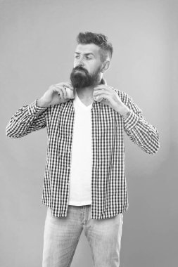 Hipster sakallı, müzik dinliyor. Yakışıklı müzik aşığı. Kulaklıklı adam. Akış siteleri en gözde ve sıcak etrafında. Ücretsiz online müzik kaynakları farklı özellikler. Kablosuz teknoloji. Müzik listesi