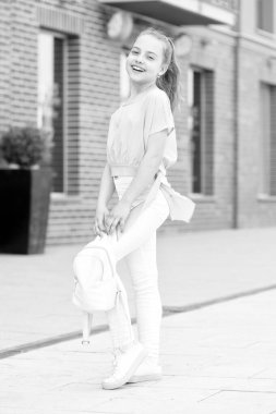 Yaz tatili dinlenme. Çekici, şık, şık bir kız. Yaz geldi. Yaz tatili ve turizm. Kaygısız kız çocuğu. Mutlu bir gün. Uzun saçlı çocuk güneşli bir günün tadını çıkarıyor. Küçük çocuk iyi yürüyüşler.