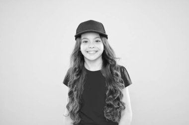 Güzeller güzeli Maximus. Uzun saçlı küçük bir kız. Uzun kıvırcık saçlı havalı kız. Çocuk modası. Modayı takip eden hippi şapkalı mutlu kız. Sarı arka planda hippi bir çocuk. Mutlu çocukluk. güzellik ve moda