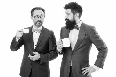 Küçük bir konuşma. Ofis kahvesinin tadını çıkarıyorum. Yeni arkadaşlar iş toplantısı veya zirve ziyaret olun. İş adamları kahve molası. Erkek sakallı adamlar iletişim sırasında rahatlatıcı kahve molası iş Konferansı