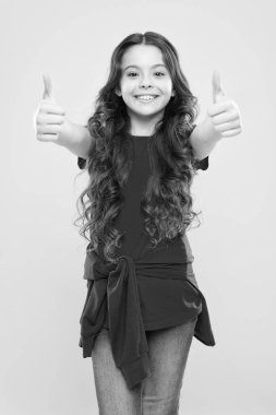 Mükemmel bukleler. Kıvırcık saçlı şirin bir çocuk. Küçük kızın uzun saçları var. Genç manken. Kıvırcık saç stili. Değişikliği görebilirsin. Kuaför tavsiyesi. Uzun, sağlıklı, parlak saçları olan kız.