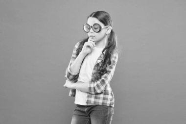 Uv koruması. Çocuk mutlu iyi görme. Güneş gözlüğü yaz aksesuarı. Görme ve göz sağlığı. Bakım görme. Ultraviyole koruma önemli iken polarizasyon daha tercih. Optik ve görme