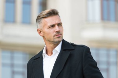 İş adamı konsepti. Erkekler yaşlandıkça daha çekici oluyorlar. Yüz bakımı ve yaşlanma. Erkekleri daha çekici kılan özellikler ve davranışlar. Çekici, olgun bir adam. Gri saçlı, kıllı, olgun bir adam.