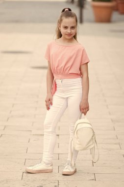 Aklımda sadece eğlence var. Çocuk uzun saç güneşli bir gün yürümek keyfini çıkarın. Yaz tatilleri. Büyüleyici şık şık kız. Küçük çocuk yürümekten hoşlanır. Mutlu günler. Genç olmanın tadını çıkar. Hafta sonu yürüyüşü. Kız kaygısız çocuk