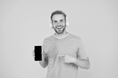 Bedavaya dinle. Müzik konseptinin tadını çıkar Dinlemeyi hak eden en iyi müzik uygulamaları. Guy modern kullanıcı mobil uygulaması. Müzik ailesi aboneliğini al. Modern kulaklıklar ve akıllı telefonlar.