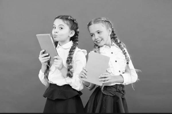 Leia todos os dias. Crianças pequenas bonitos que prendem livros para ler no fundo vermelho. Meninas adoráveis aprendendo a ler na escola. Entrar em um mundo diferente, ler — Fotografia de Stock