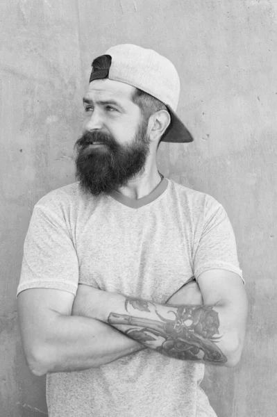 Cool hipster avec barbe porter un chapeau élégant. Salon de coiffure et soins des cheveux du visage. Mode de vie hippie. Brutal bel homme mature hipster tatoué. Homme barbu style tendance. Toilettage de la barbe et de la moustache — Photo