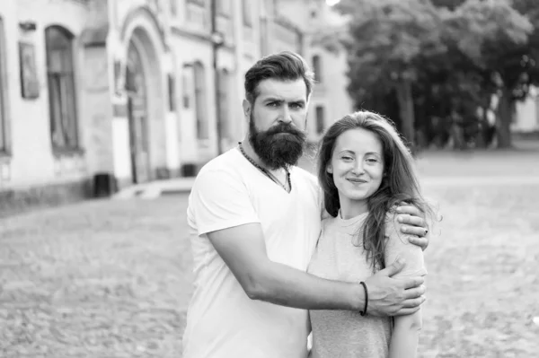 A curtir juntos. Um casal apaixonado. Um par de barbudos e uma mulher sexy. Família casal abraçando no verão ao ar livre. Casal sensual passar tempo juntos — Fotografia de Stock