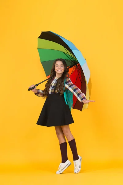 Günlük okul kızı hayatı. Şemsiyeli kız. Yağmurlu bir gün. Mutlu bir çocukluk. Şemsiyeli mutlu kız öğrenci. Sonbahar hava tahmini. Yağmurlu bir Eylül. Bilgiye doğru. Sırt çantalı kız öğrenci. — Stok fotoğraf