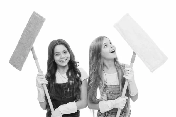 Limpeza geral. Pequenas senhoras da limpeza alegres. Meninas bonitos segurando esfregonas para limpar o chão. Pequenos limpadores felizes sorrindo com ferramentas modernas. Serviços de saneamento e limpeza — Fotografia de Stock