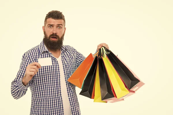 Ne felejtsd el, hogy vegye fel az ingyenes ajándékot. Meglepett Shopper bemutató Ajándékkártya izolált fehér. Szakállas férfi mosolyogva ajándékutalványt és bevásárló táskák. Vásárlás üdülési ajándék, másolási tér — Stock Fotó