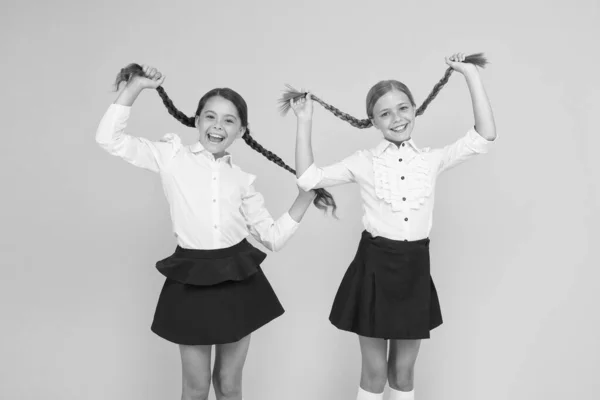 Schoolgirls formális stílus tökéletes iskolai egyenruhát. Boldog gyermekkorban. Iskolai pillanatokat. Gyerekek csinos diákok. Az oktatás nem csak a tudásról szól. Osztálytársaival szórakozás az iskolában barátok imádnivaló tanulók — Stock Fotó