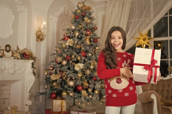 クリスマスに小さな幸せな女の子。クリスマス。子供では、休暇をお楽しみください。クリスマス前に朝。年末年始。子供女の子クリスマス プレゼントが好きです。明けましておめでとう。クリスマス商戦。準備はいいですか — ストック写真