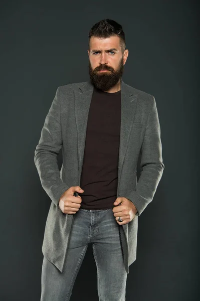 Homem hipster brutal. Hipster usando roupas casuais. Hipster com barba e corte de cabelo elegante. Homem barbudo estilo moderno hipster. Casaco quente. Roupa diária. Moda de queda. Mantendo o olhar masculino — Fotografia de Stock