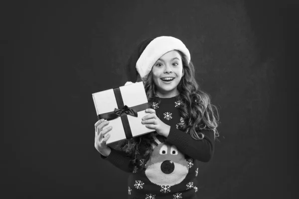 Felices fiestas de invierno. Niña pequeña. Niña con sombrero rojo de santa. Regalo para Navidad. Encontrar regalos en línea. Infancia. Compras de Navidad. Fiesta de año nuevo. Chico Santa Claus. Cyber lunes — Foto de Stock