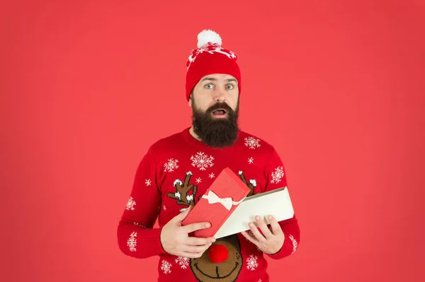 - Micsoda meglepetés! Boldog új évet 2020-ban. meglepett szakállas férfi nyitott doboz. A férfi hipszter meglepetést érez. téli szünet. ami benne van. Ó, Istenem. Boldog karácsonyt! Van karácsonyi ajándékom. Télapó ajándéka — Stock Fotó