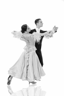 Dans eden balo çifti beyaz arka planda izole bir şekilde poz veriyor. balo salonu şehvetli dansçıları Walz, tango, slowfox ve quickstep dansları