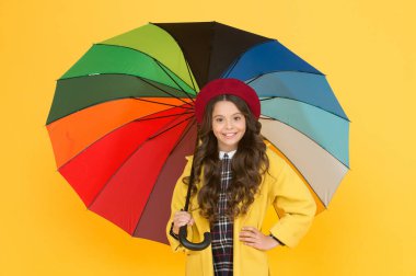 Yağmur yağmasını bekliyorum. Küçük çocuk şemsiyeyi açık tut. Yağmur aksesuarı. Moda aksesuarlı küçük bir kız. Yağmurlu sonbahar mevsimi için suç ortağı. Onu korumak için mükemmel bir aksesuar.