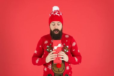 Alışveriş zamanı. Geleneklere saygı göster. Kış kazaklı hippi. Mutlu noeller. Noel Baba 'dan bir hediye. Mutlu yıllar. Noel hediyesi konsepti. Adam bayramı hediye kutlamasıyla kutluyor. Hemen alın.