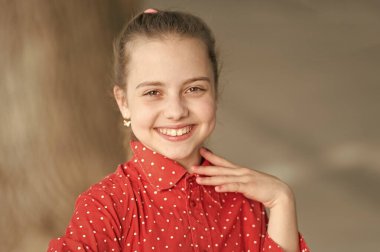 Mutluluk sevinç ve eğlenceli kavram. Bütün gün gülüyordu. Çocuk uzun saç mutlu gülümseme yüz. Yaz tatilleri. Mutlu günler. En iyi aksesuarıma gülümse. Kız kaygısız çocuk. Gülümseme ona yakışıyor. Uluslararası çocuk günü