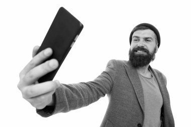 En iyi selfie'si henüz gelmedi. Sakallı adam selfie kameraya gülümsüyor. Mutlu hipster elinde akıllı telefon ile selfie çekiyor. Her açıdan mükemmel selfie