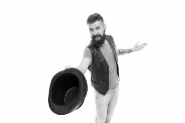 Selam olarak şapkasını deviriyor. Neşeli adam şapkaile selamlıyor. Klasik siyah şapka tutan rahat kıyafetleri sakallı hipster. Onun şapka görgü oyunu standart olduğunu