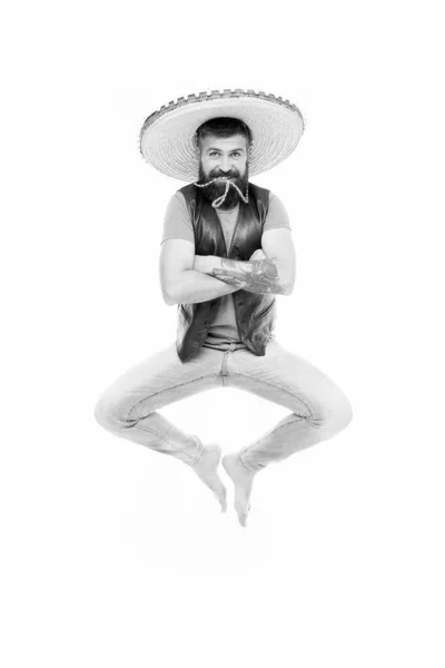 Energia Meksykańska. Koncepcja partii meksykańskiej. Świętuj tradycyjne meksykańskie wakacje. Facet szczęśliwy wesoły twarz mający zabawa taniec skakanie. Życie w ruchu. Człowiek Brodaty wesoły facet nosić Sombrero meksykański kapelusz — Zdjęcie stockowe