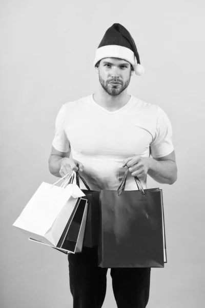 The morning before Xmas. man in santa hat hold christmas present. delivery christmas gifts. happy santa man on yellow background. online christmas shopping. Happy new year. Christmas composition — Stock Photo, Image