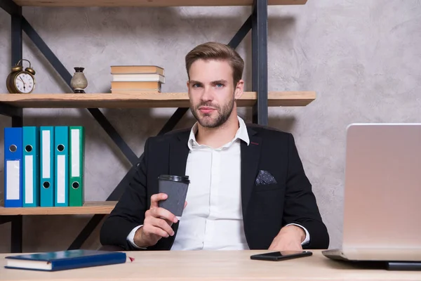 Sebevědomý muž používá laptop. Šéfovo pracoviště. Pohledný muž v kanceláři. Inspirován šálkem čerstvé kávy. Koncept ústředí Ceo. Obchodní rozhodnutí. Pracovní oběd. Podnikatel pije kávu — Stock fotografie