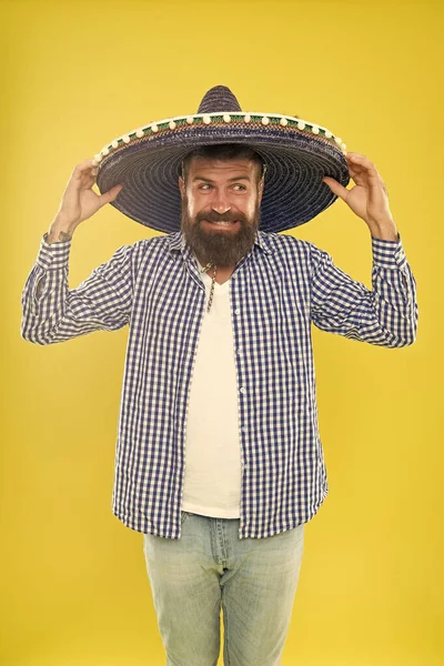 Perfeito para a celebração do 5 de Maio. Homem barbudo de chapéu mexicano. Hipster em aba larga. Acessório de moda tradicional para festa de fantasia. Está apaixonado pelo estilo mexicano. Mexicano vestindo sombrero — Fotografia de Stock