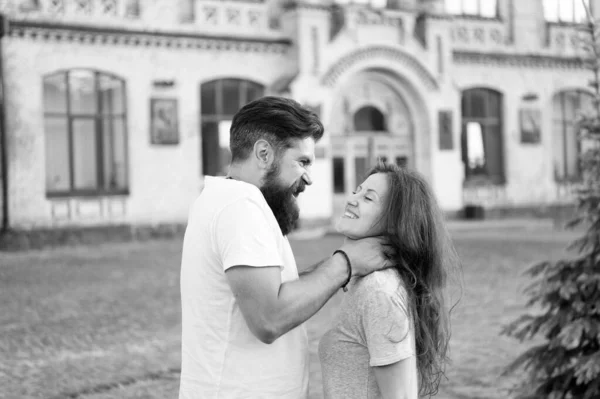 Victim of domestic abuse by violent and brutal husband. Brutal man getting his hands around womans throat. Bearded hipster using brutal physical force against girl. Brutal attack against woman by man — Stock Photo, Image