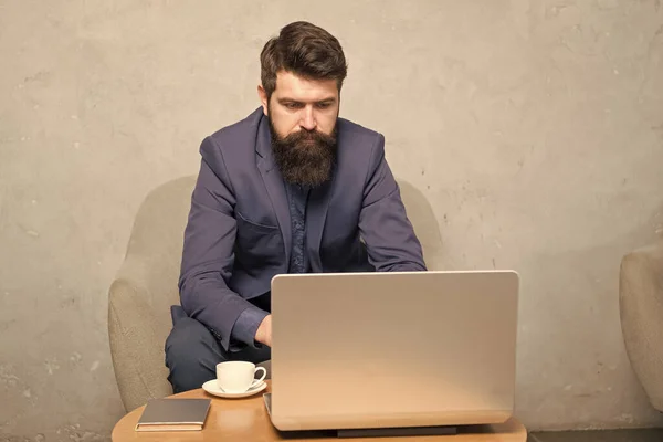 Toller Laptop für tägliche Aufgaben. Geschäftsmann mit Laptop für das Geschäft. Ein bärtiger Mann an seinem Laptop im Büro. professioneller Computer-Reparateur oder Techniker — Stockfoto