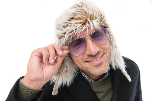 Mode voor koud weer. Happy Man draagt modebrillen geïsoleerd op wit. Volwassen man in winterse stijl. Mans winter mode trend en seizoensgebonden stijl. Mode-accessoires voor de mens winter garderobe — Stockfoto
