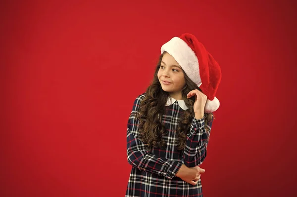 Boas férias de inverno. Menina pequena. Criança no chapéu vermelho do Pai Natal. Festa de Ano Novo. Miúdo do Pai Natal. Presente para o Natal. Infância. Compras de Natal. Lembre-se desses momentos — Fotografia de Stock