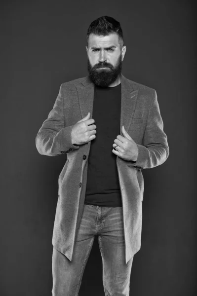 A barba faz o homem parecer mais brutal. Homem elegante em fundo cinza. Homem hipster barbudo usar roupas casuais. Homem caucasiano com bigode longo e barba cabelo — Fotografia de Stock